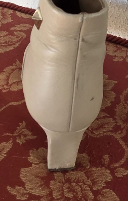 Botins pelo tornozelo em pele com salto, frescos e cómodos.