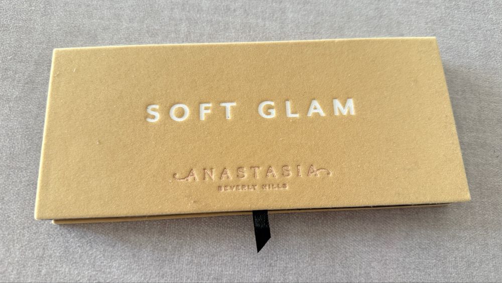 Anastasia soft glam palette paletka