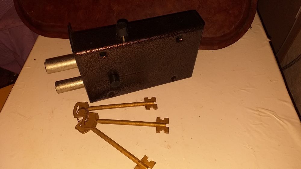 Продам накладной замок на гараж.