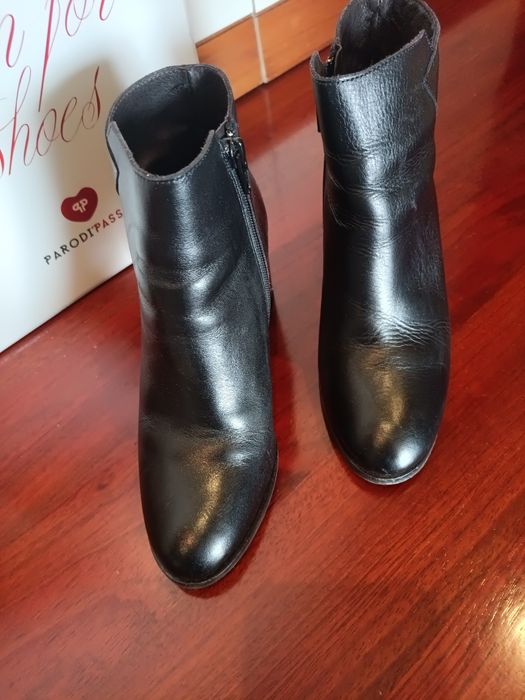 Botas em pele de senhora tamanho 37.