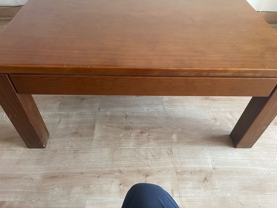 Mesa de centro maciça.