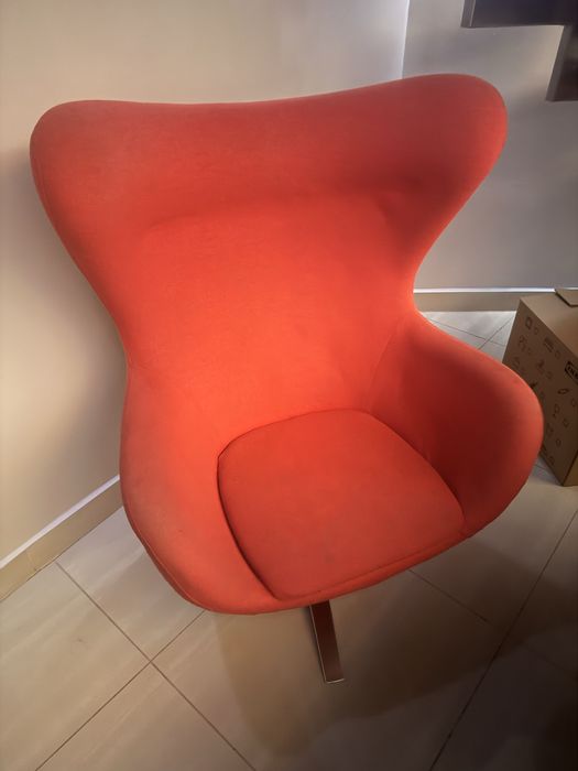 Fotel uszak EGG czerwony, obrotowy, uchylny