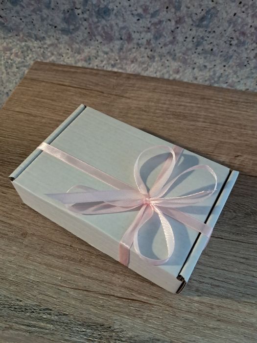 Брошка ручної роботи «Оберіг Мотанка» у рожевих тонах