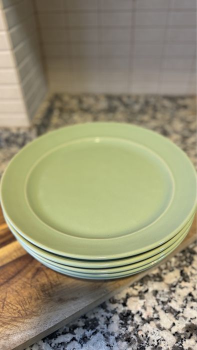 Pratos de loiça em verde