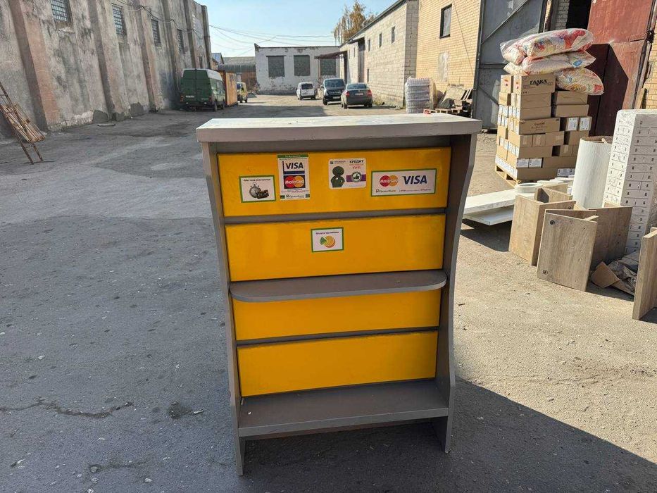 Б/В Стіл з нішами та жовтими вставками