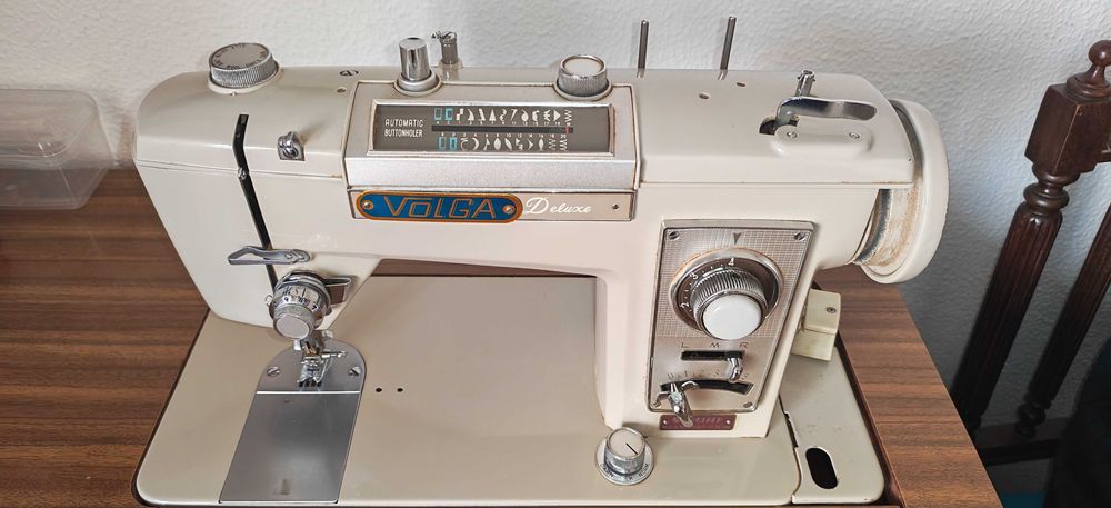 Máquina costura Volga Deluxe motor Brother com móvel