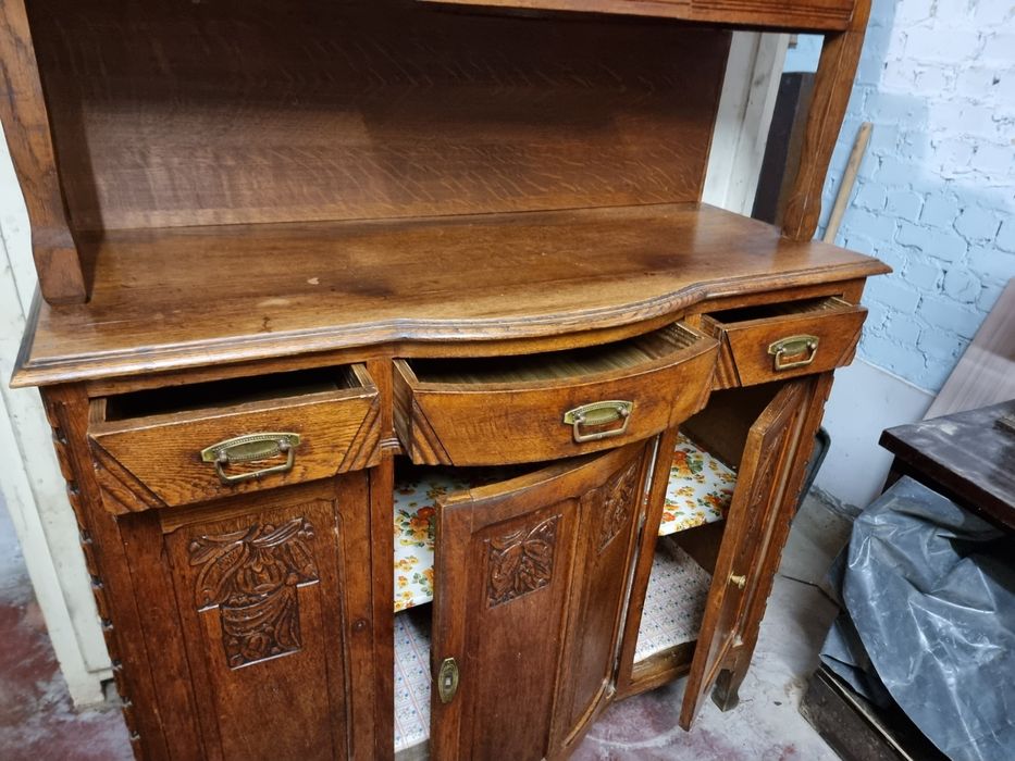 Drewniany kredens w stylu secesyjnym