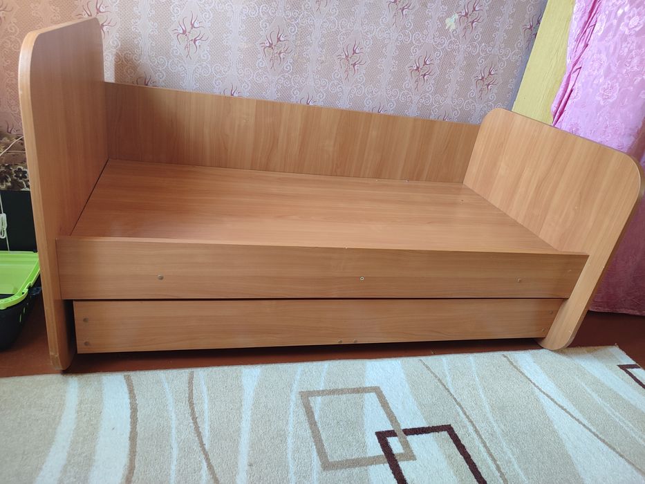 Дерев'яне дитяче ліжко з матрацом