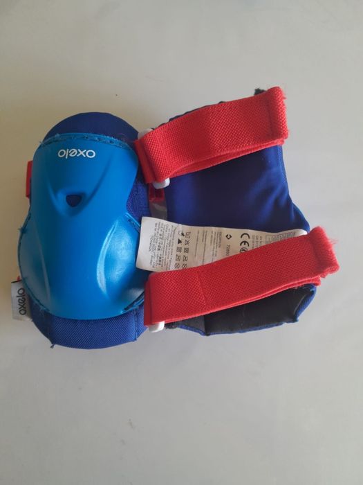 Conjunto de proteção infantil Oxelo, em azul e vermelho, inclui joelheiras e cotoveiras