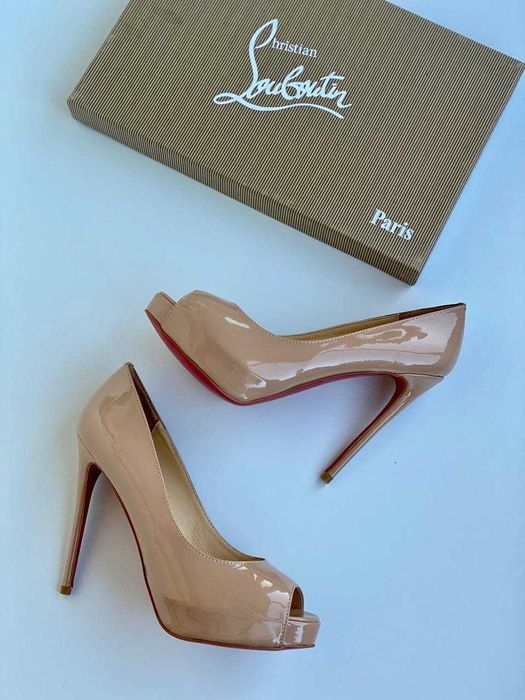 Женские бежевые лаковые туфли  Louboutin New Very Prive 12 см лабутены