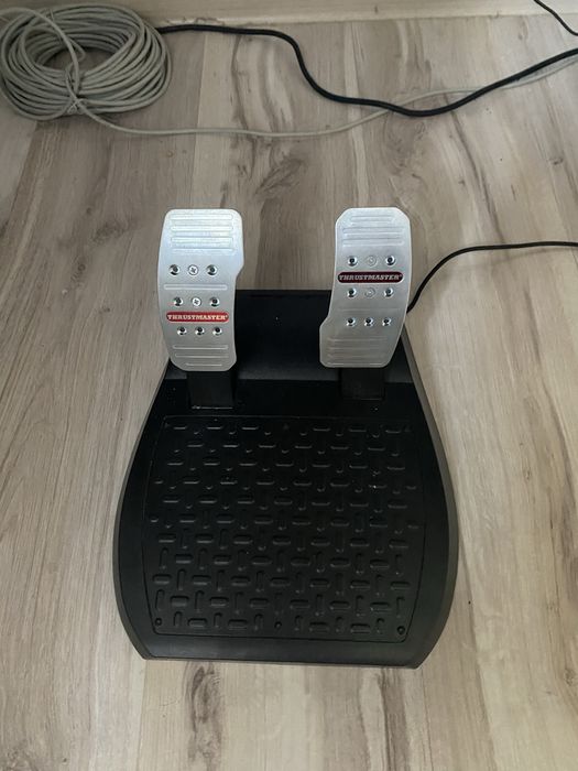 Thrustmaster t300 z pedałami SPRAWNY