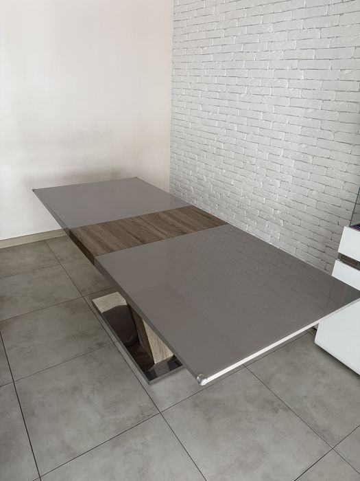 Великий розкладний стіл та стільці комплект у вітальню