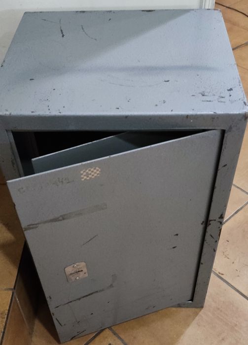 Сейф металевий в нормальному стані