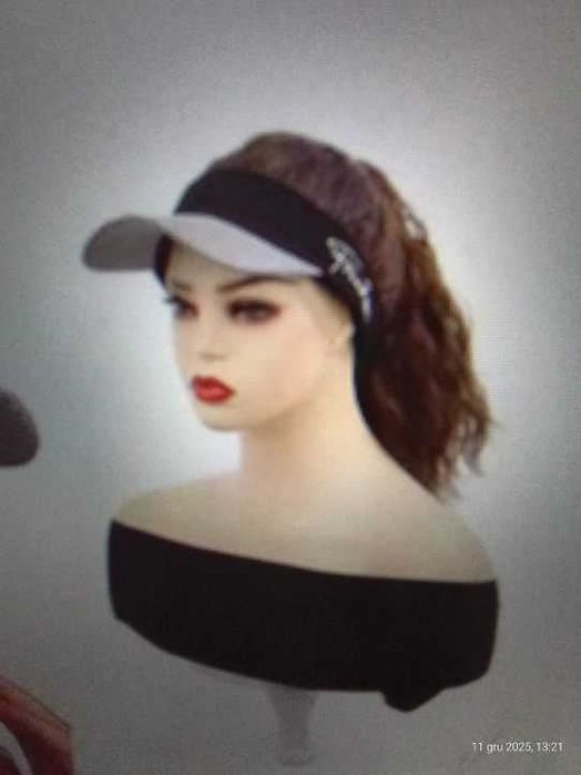 Peruka w czapce z daszkiem. Nowa
