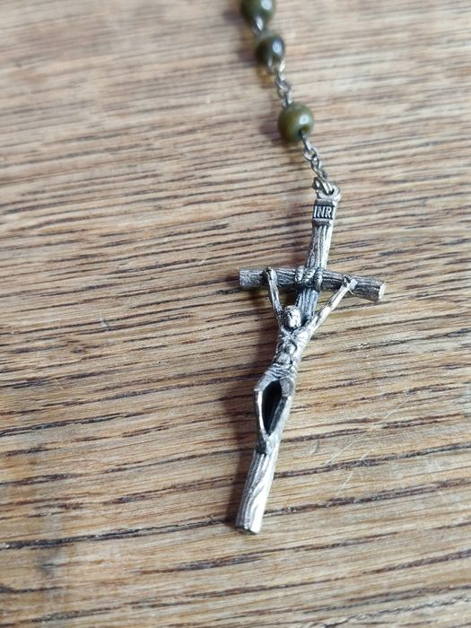 Stary różaniec z drewnianymi koralikami  78