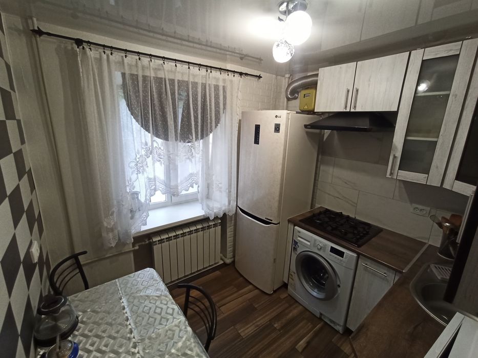 Квартира 2-кімнатна центр міста 1 поверх подобово