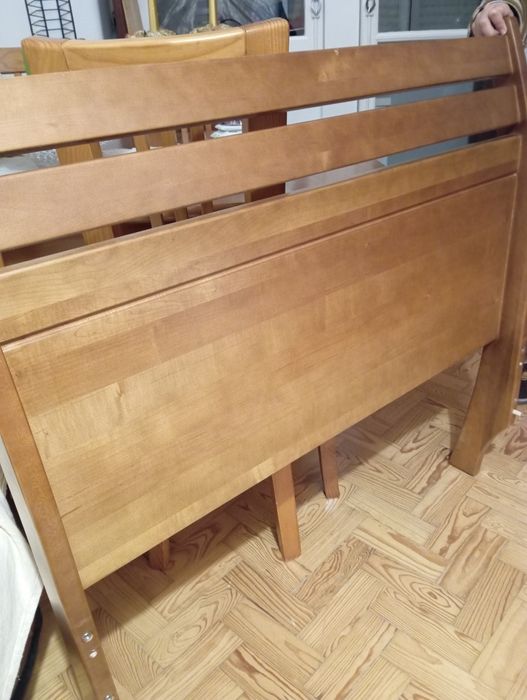 Cama individual em madeira maciça
