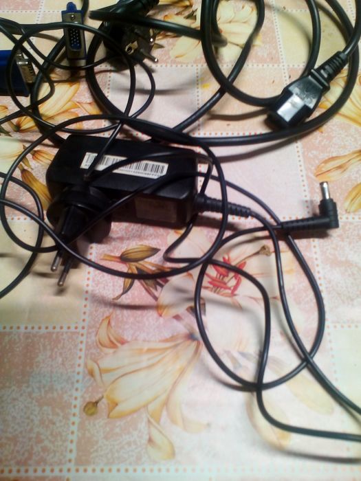 Нетбук Asus б/у.Продаю комплектом.
