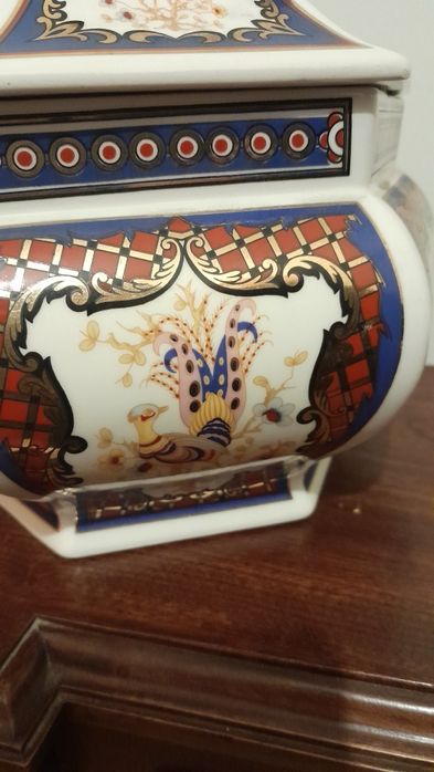 Taça com tampa em porcelana.