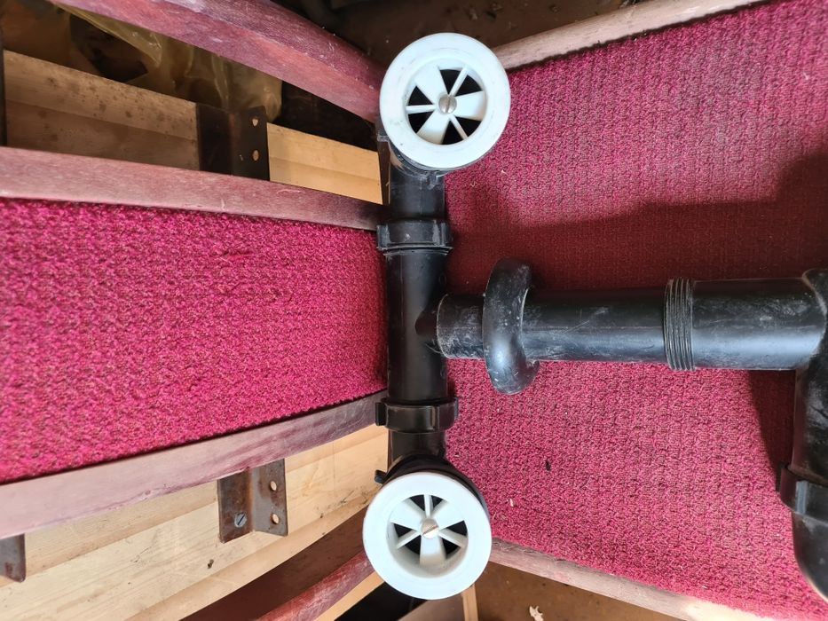 Stary plastikowy syfon z dawnych lat nieużywany