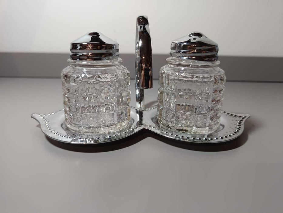 Saleiro e Pimenteiro Vintage em Vidro Trabalhado com Base em Meta