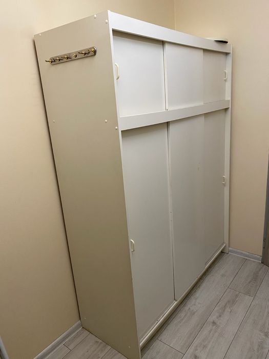 SZYBKA SPRZEDAZ duza, biala szafa potrojna z przesuwnymi drzwiami