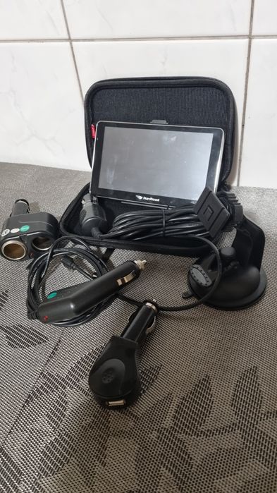 Nawigacja samochodowa Nav Road wraz z akcesoriami.