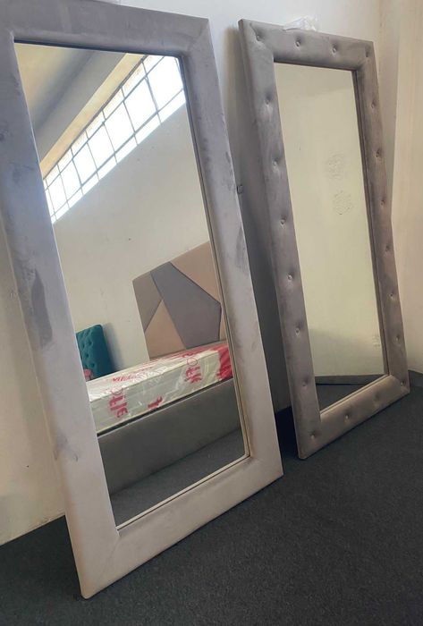 Espelho com moldura estofada