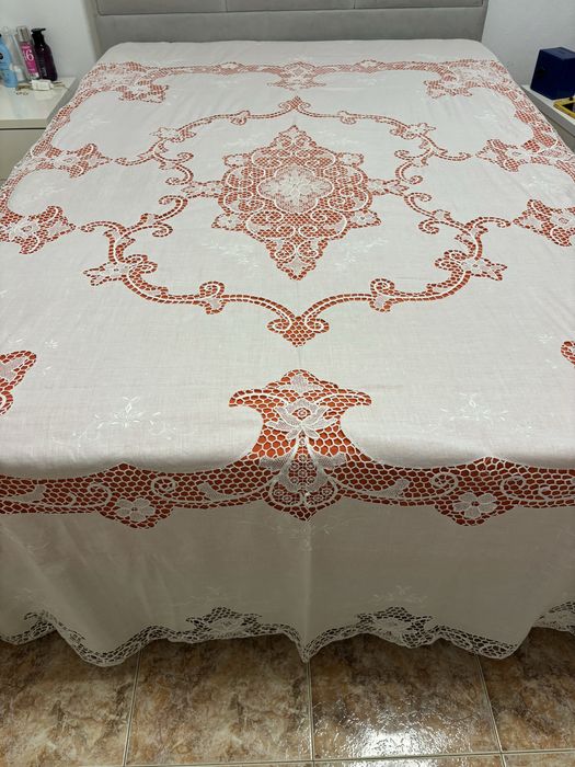 Colcha de linho com bordado rivhelieu