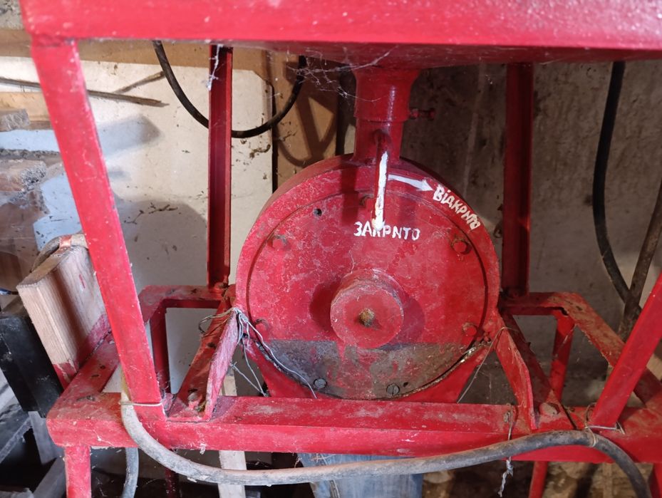 Млинок 3фазний з бункером для зерна