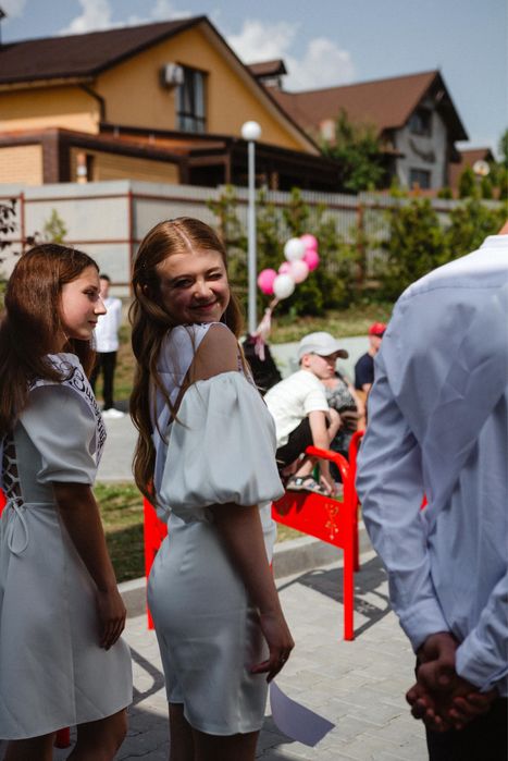 Продам свою випускну атласну сукню