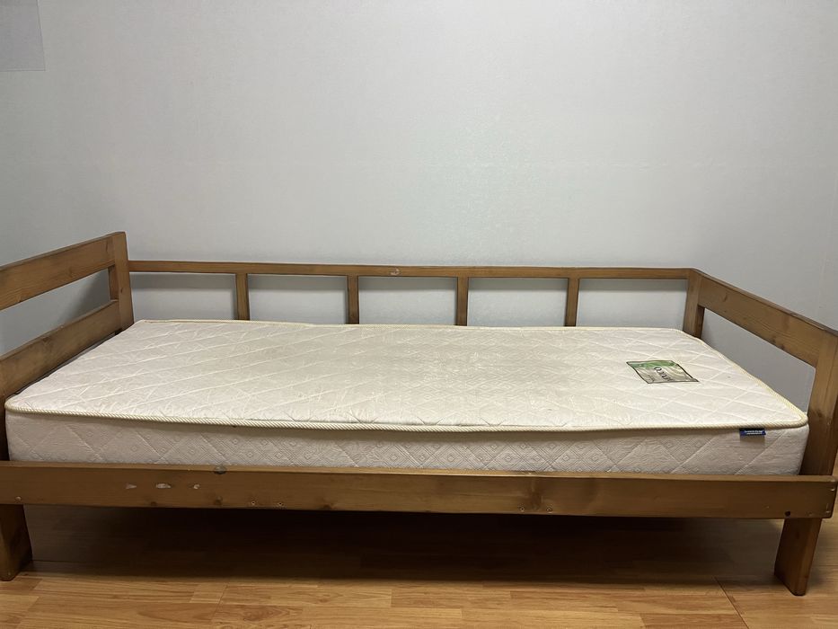 Ліжко деревʼяне, матрац