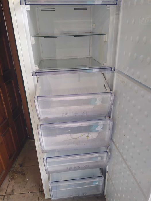Морозильна камера Beko fn130420x.nofrost