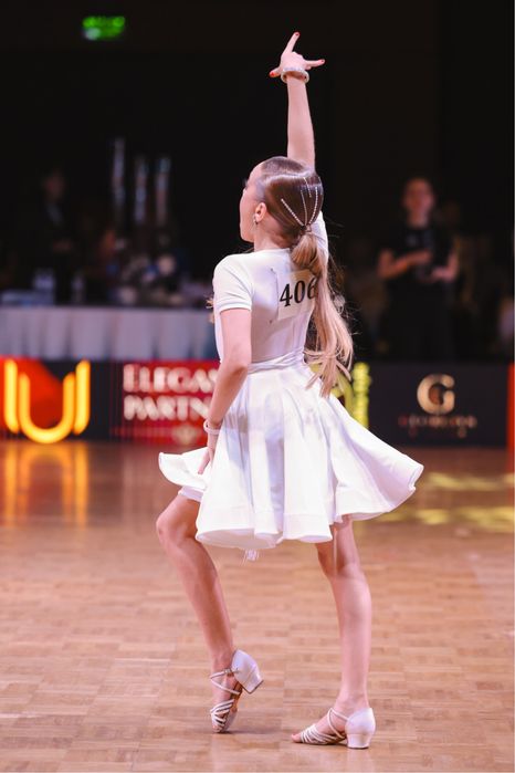 Продаємо ювенальну сукню