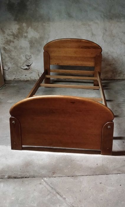 Cama de solteiro em madeira