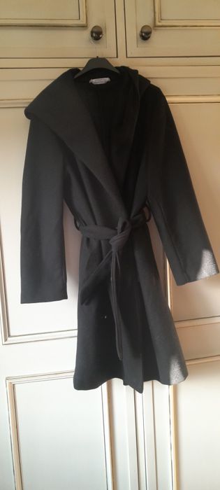 Casaco comprido com capuz estilo robe