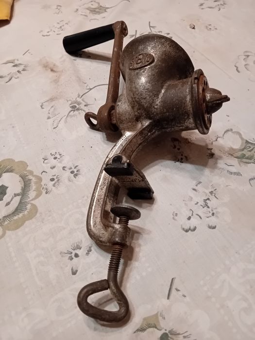 Picadora de carne inglesa muito antiga