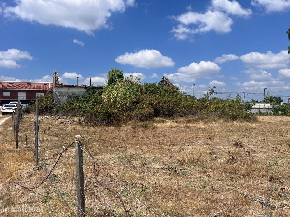 Vende-se Moradia á Entrada de Ourém- Grande Oportunidade