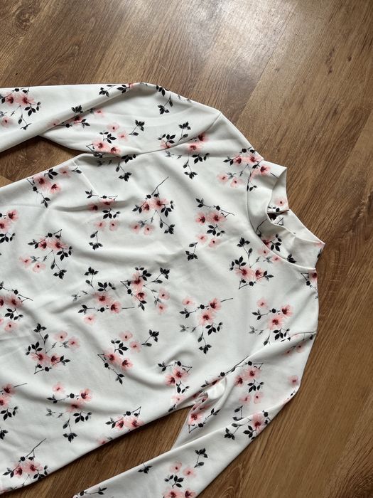 Elegancka bluzka na długi rękaw w kwiaty 40 L