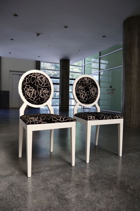 cadeiras estofadas brancas e padrão floral