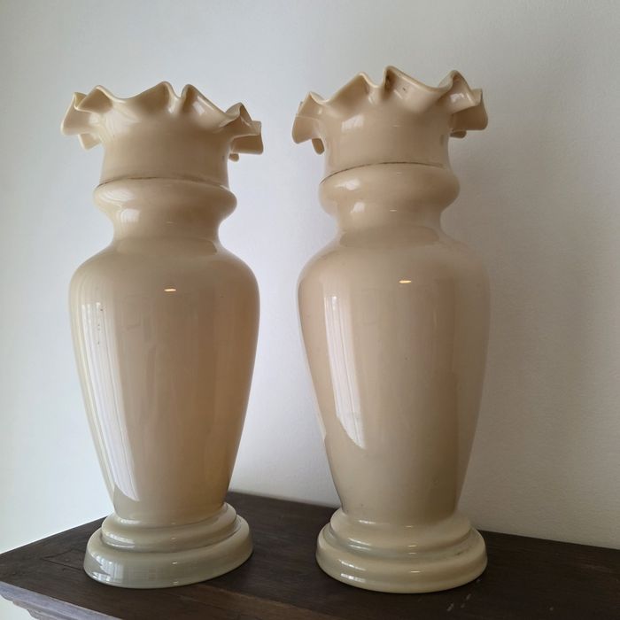 Par de jarras em vidro opalino creme