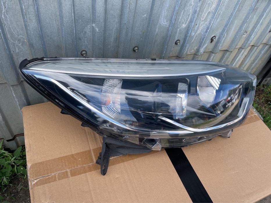 Renault Captur 13-17 фара права передня 260100947r