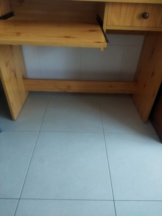 Secretária em castanho claro