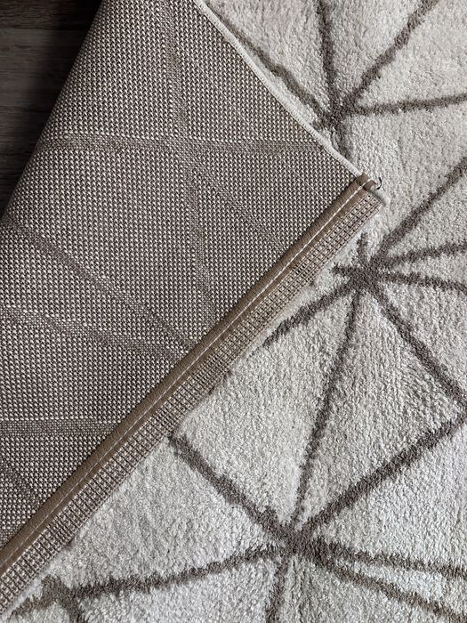 Carpete quarto perola e castanho