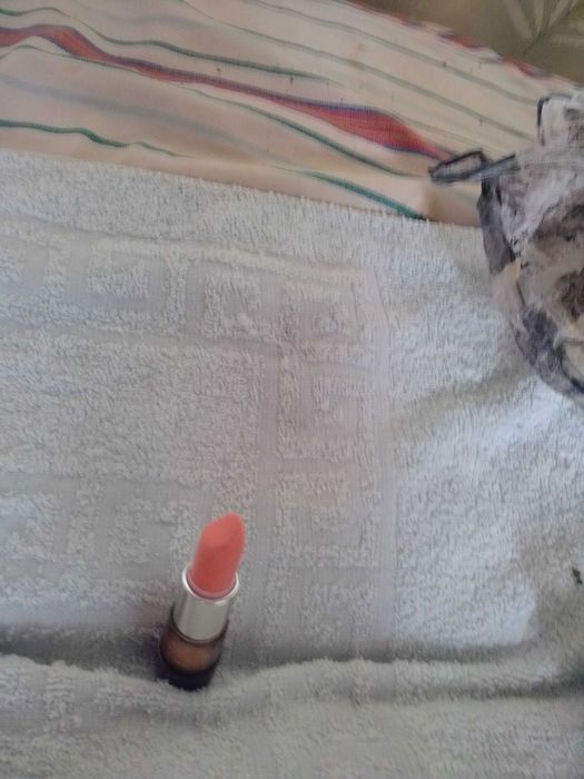 Світло ало-рожева натуральна губна помада Oriflame.