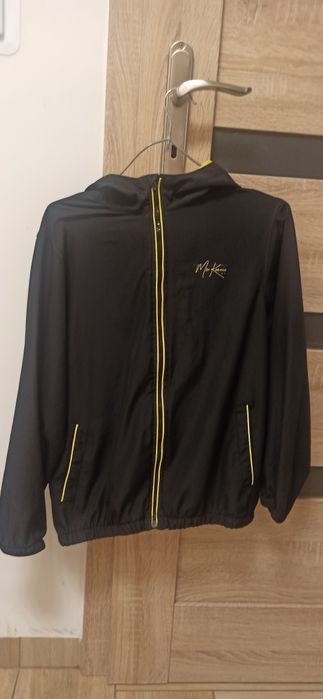 Czarna bluza sportowa zapinana na suwak