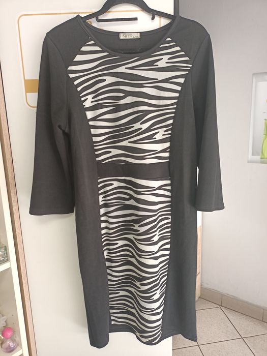 Sukienka czarna z wzorem zebry  XL