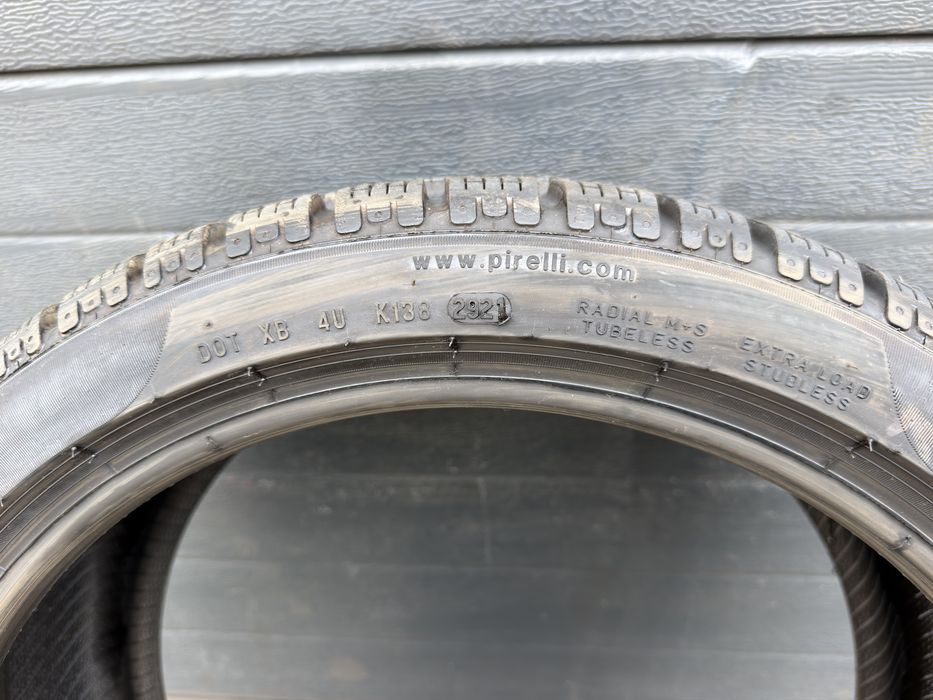 Pojedyncza opona zimowa Pirelli 225/40/18 92V