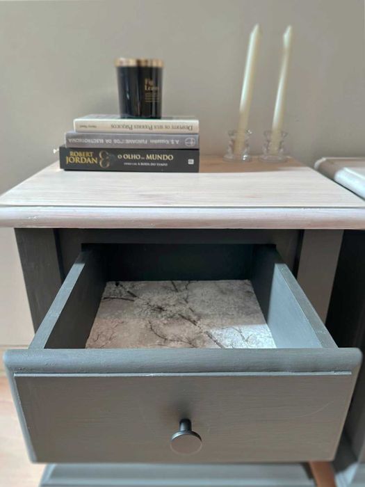 Conjunto de Mesas de Cabeceira Restauradas em tinta de giz preta