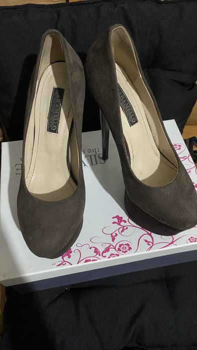 Туфлі на шпильці шоколадного кольору